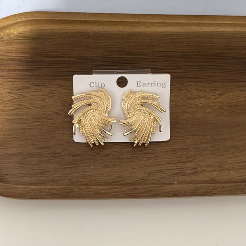 Earrings in gold color new