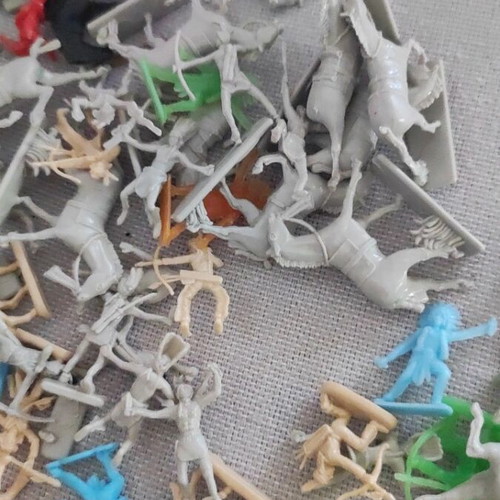 Indian figures with horses, over 100 pieces, 2 cm height
