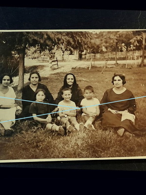 Βίντατζ οικογενειακή φωτογραφία στην εξοχή με γυναίκες και παιδιά