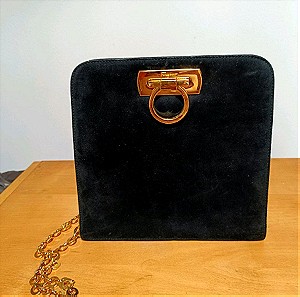 SALVATORE FERRAGAMO Μαύρη σουέτ τσάντα με χρυσή αλυσίδα