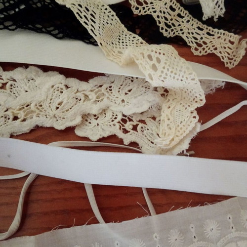 Elastic bands and lace like new, curtain tape with pockets