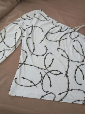 Blouse with one shoulder used, size medium
