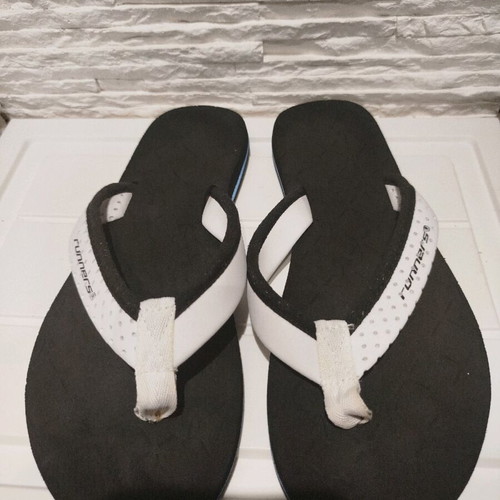 Runner slippers size 38 like new, black and white