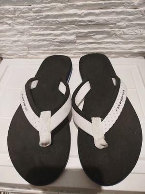 Runner slippers size 38 like new, black and white