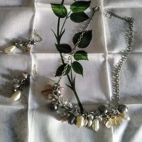 Necklace with earrings used in nude shades