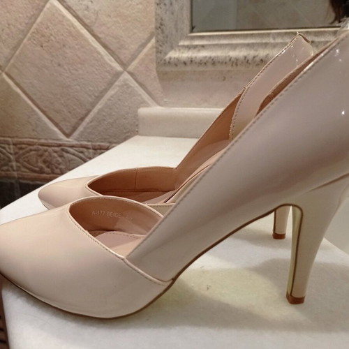 Shoes beige patent leather pumps like new, size 40