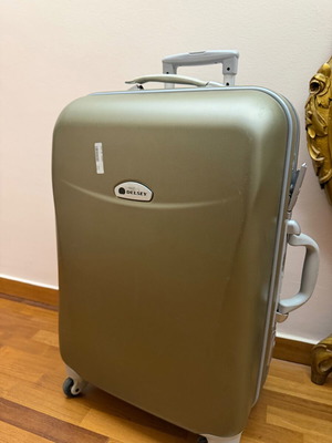 Delsey suitcase used with broken top strap