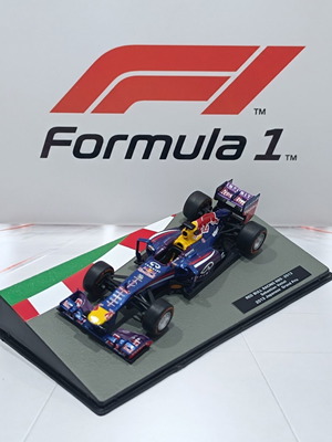 Red Bull Racing RB9 #1 Sebastian Vettel 2013 1:43 Diecast model like new