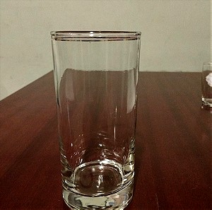 Ένα ποτήρι νερού σωλήνας