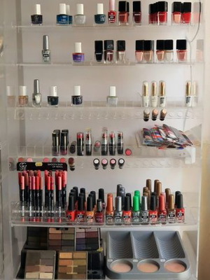 Βιτρίνα κινούμενη από plexyglass μεταχειρισμένη με φωτισμό και ντουλάπι