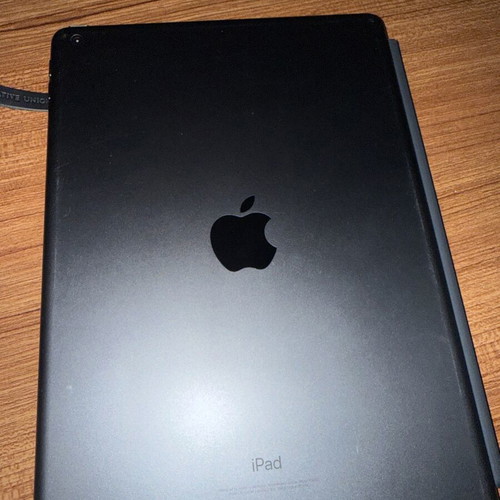 Ipad 6th generation like new with Apple Pencil and Apple case