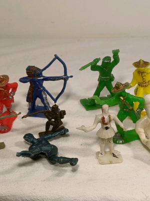 Vintage toy soldiers used, various sizes, all together