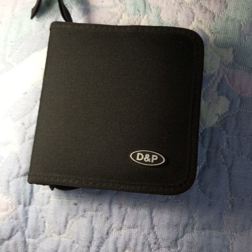 CD case like new with zipper for 40 CDs, elegant pouch