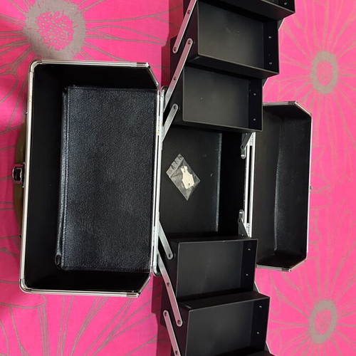 Aesthetic case like new for carrying nail polish and hairdressing items
