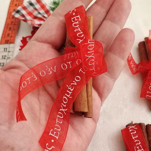Cinnamon sticks set like new, 5 pieces with ribbons and bow