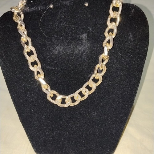Chunky gold chain necklace like new with lobster clasp