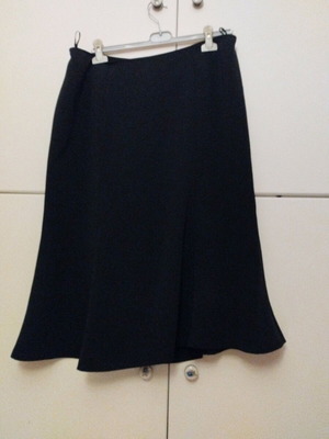 Skirt black flared below knee size XL like new