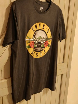 T shirt Gun's N Roses like new, black gray, size M