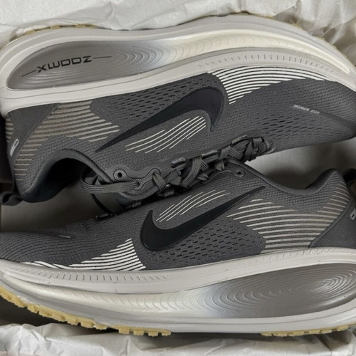 Nike Vomero 18 running shoes, medium ash and black