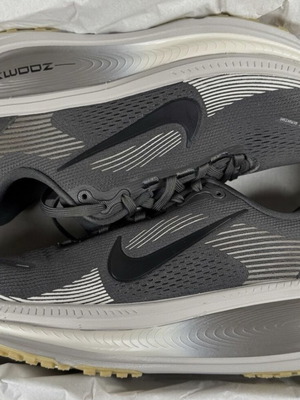 Nike Vomero 18 running shoes, medium ash and black