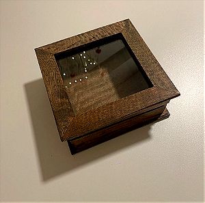 Ξύλινο κουτί με γυάλινη επιφάνεια