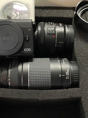 Canon EOS M200 σετ φωτογραφικής μηχανής με φακούς EF-M 15-45mm, 50mm f/1.8 και 75-300mm