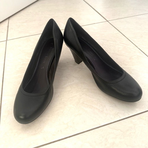 Marco Tozzi leather pumps like new, size 40, black