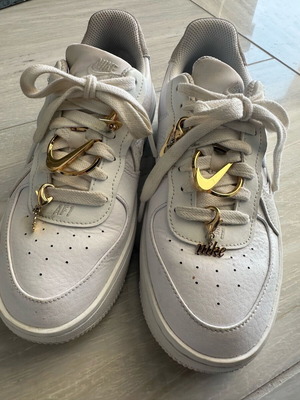 Nike sneakers used with removable jewelry, size 37.5