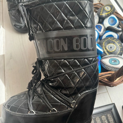 Moon boots worn once