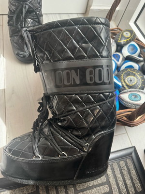 Moon boots worn once