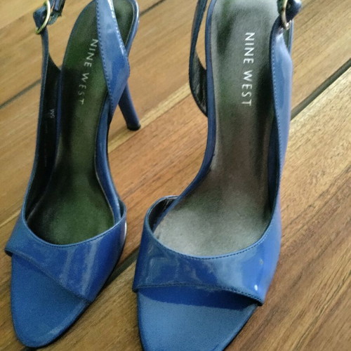 Nine West Πέδιλα σαν καινούργια, μπλε λούστρίνι, τακούνι 9 cm, μέγεθος 35