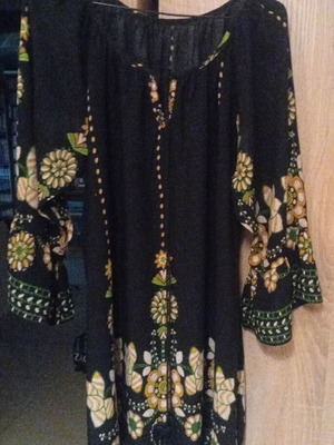 Women's tunic shirt black with floral print size L like new