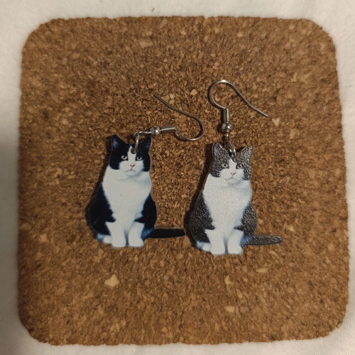 Cat-shaped dangling earrings new, black and white