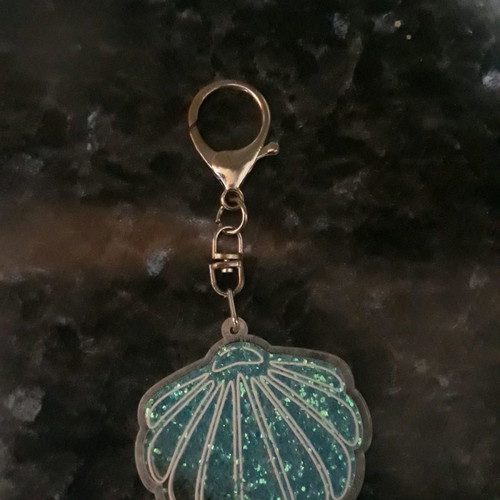 Shell keychain used with moving blue rhinestones