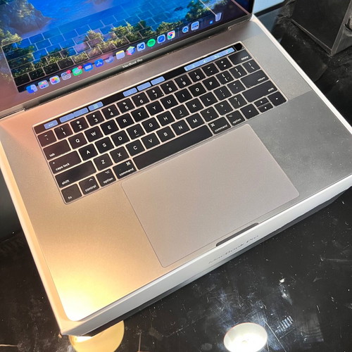 MacBook Pro 15" 2017 i7 2.8Ghz/16GB/Radeon Pro 555 2GB/256GB