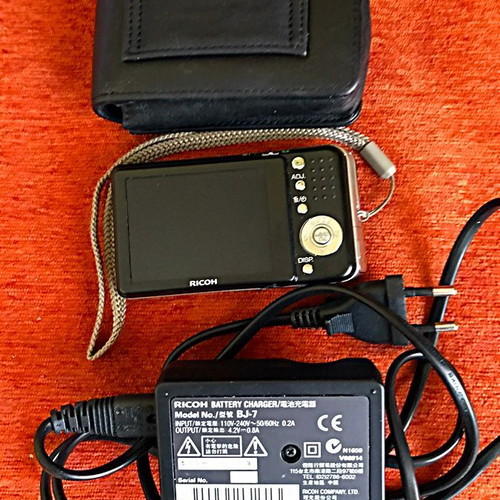 Mini digital camera RICOH Caplio R6 new with leather case