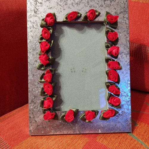 Photo frame new, galvanized metal with red roses, wood inside, 10x15 cm