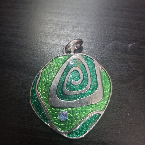 Pendant in green and silver colors