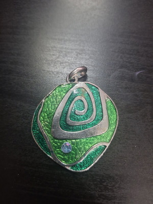Pendant in green and silver colors