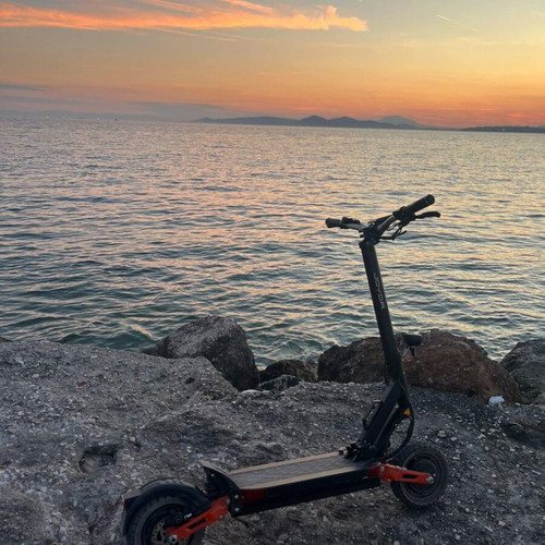 Joyor T10 electric scooter like new with 1000W motor and 50km range