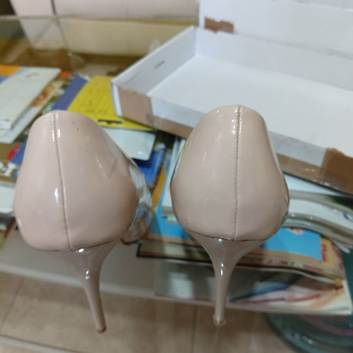 Botinelli cream patent leather pumps size 36 like new