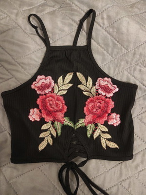 Μαύρο μπλουζάκι-τοπ με τριαντάφυλλα, νούμερο XS, σαν καινούργιο
