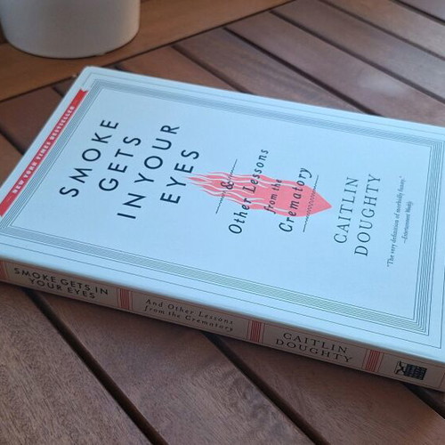 Smoke Gets in Your Eyes book by Caitlin Doughty like new, English edition