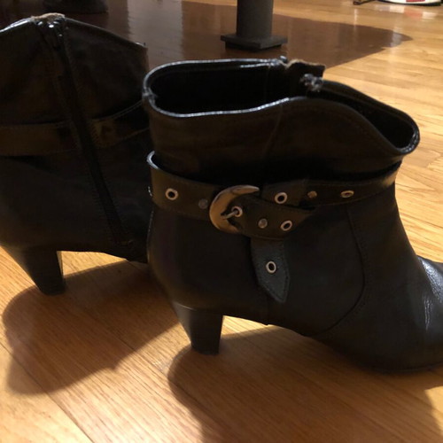 Black leather ankle boots like new, size 41