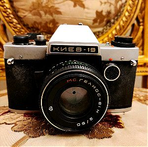 Παλαιά φωτογραφική μηχανή KIEV 19 μαζίε την δερμάτινη θήκη της