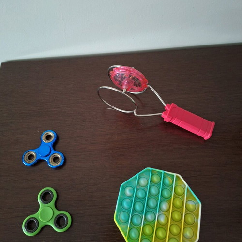 Magnetic spinner like new with 2 fidget spinners and fidget bubble pop