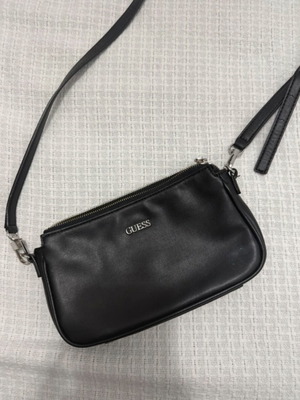 Guess crossbody bag like new, black color