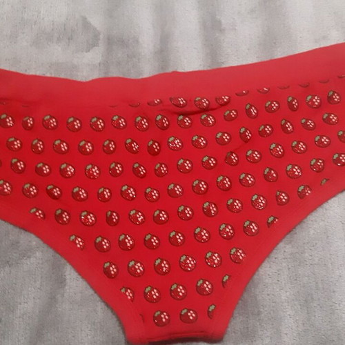 Hello Kitty Zara/Ousho Large cotton panties new, red with iridescent strawberries