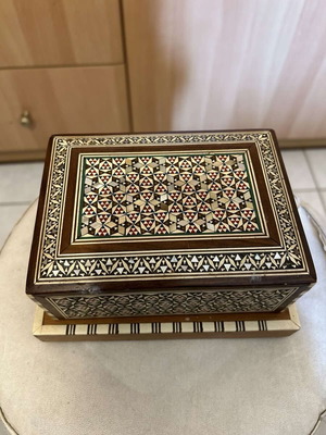 Wooden humidor like new for cigars or cigarettes