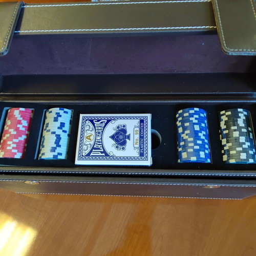 Casino set like new with Anny's Animus 2004 aged wine gift
